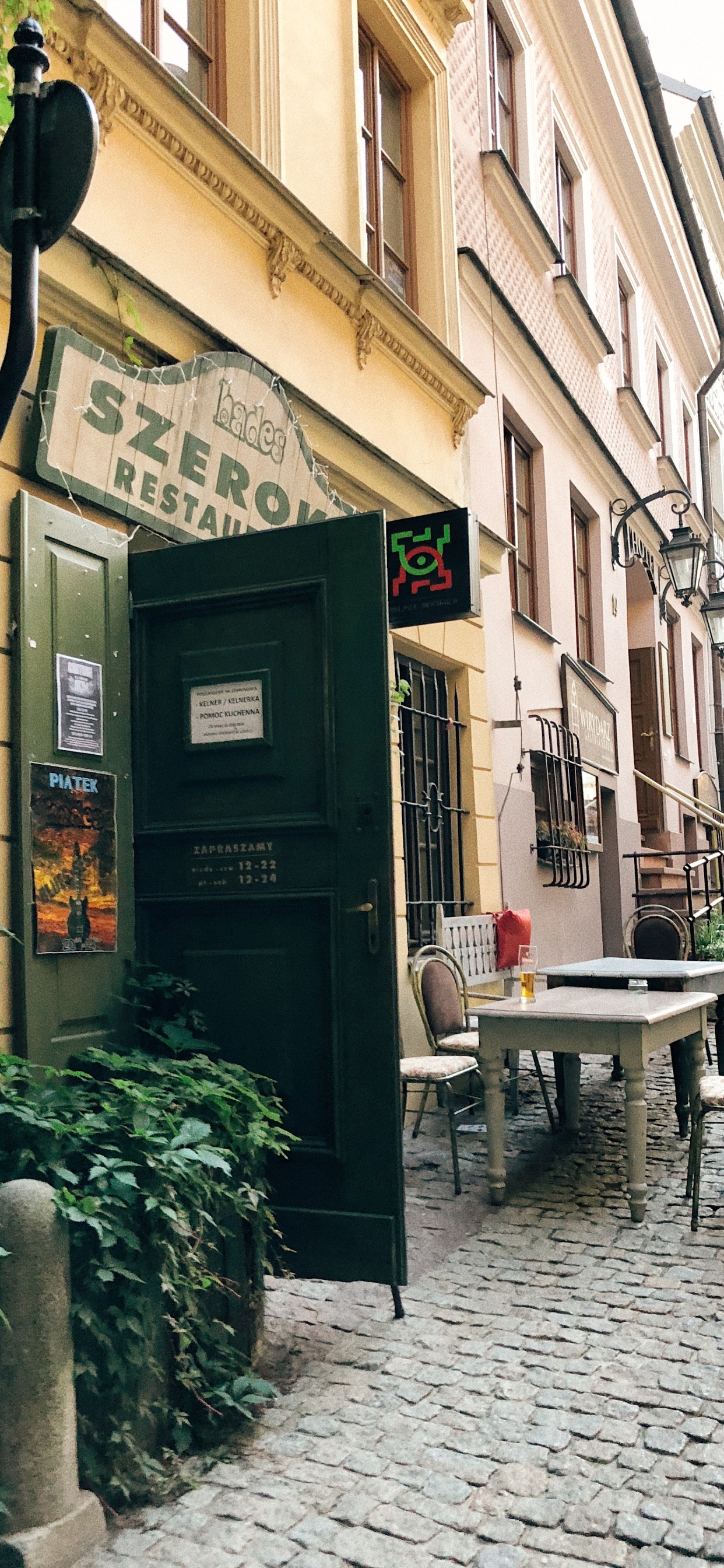 Gasse, Fenster, Nachbarschaft, Stadt, Street. Wallpaper in 1242x2688 Resolution