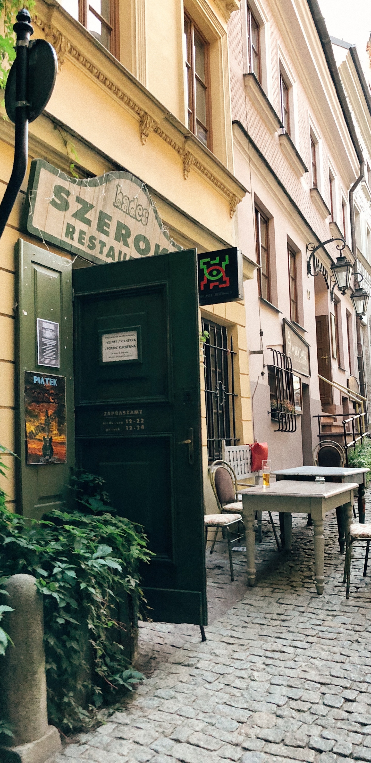 Gasse, Fenster, Nachbarschaft, Stadt, Street. Wallpaper in 1440x2960 Resolution