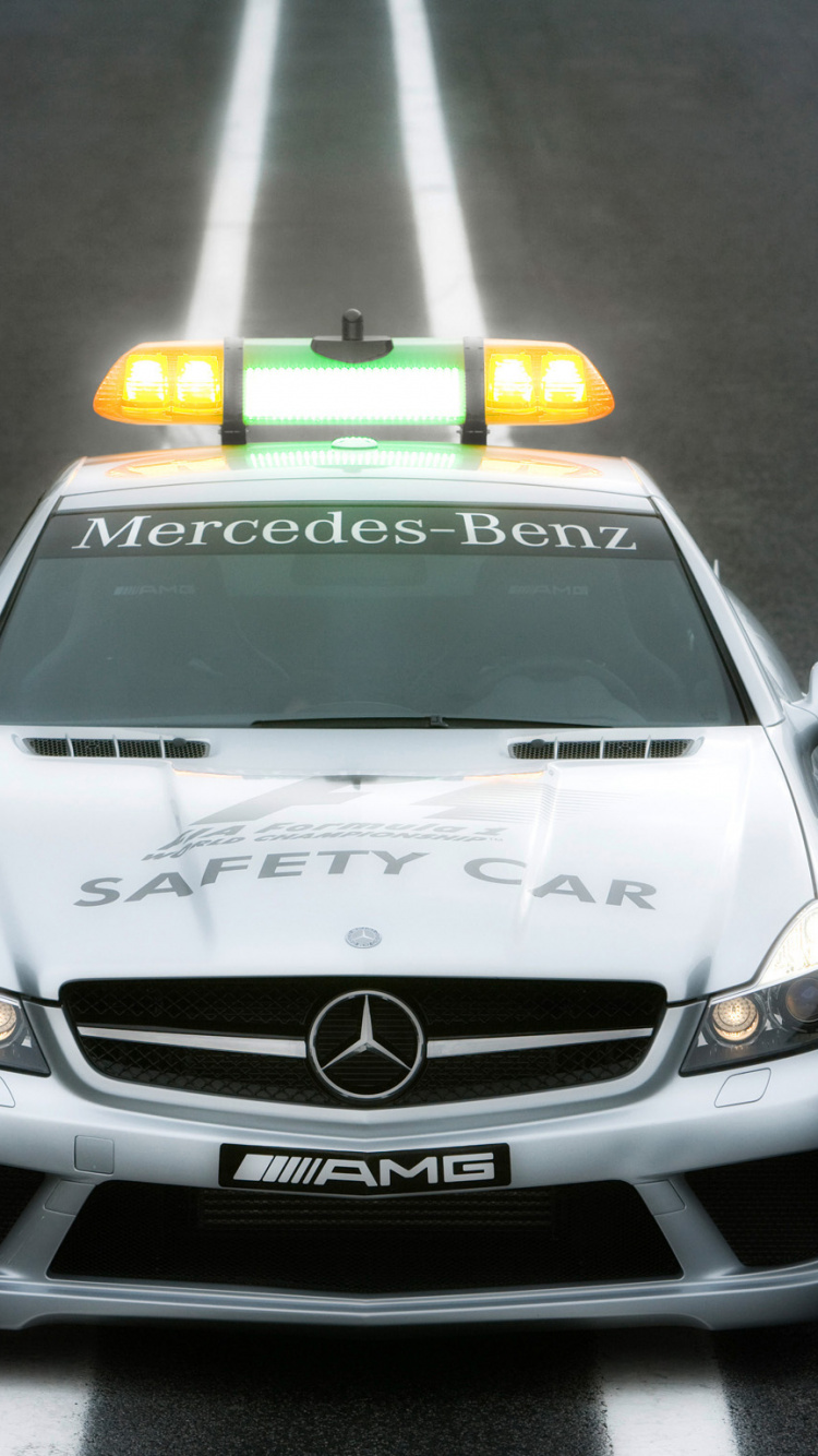 Weißer Bmw m 3 Unterwegs. Wallpaper in 750x1334 Resolution