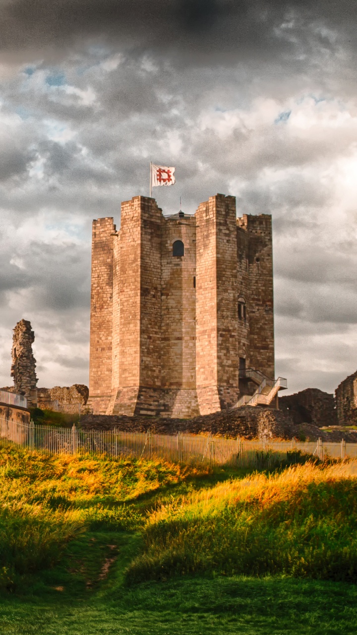 Edificio de Hormigón Marrón Bajo el Cielo Nublado Durante el Día. Wallpaper in 720x1280 Resolution