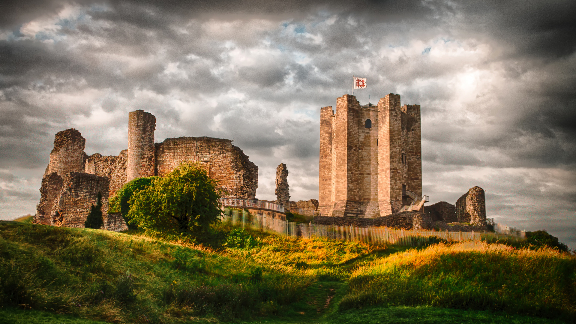 Bâtiment en Béton Brun Sous Ciel Nuageux Pendant la Journée. Wallpaper in 1920x1080 Resolution