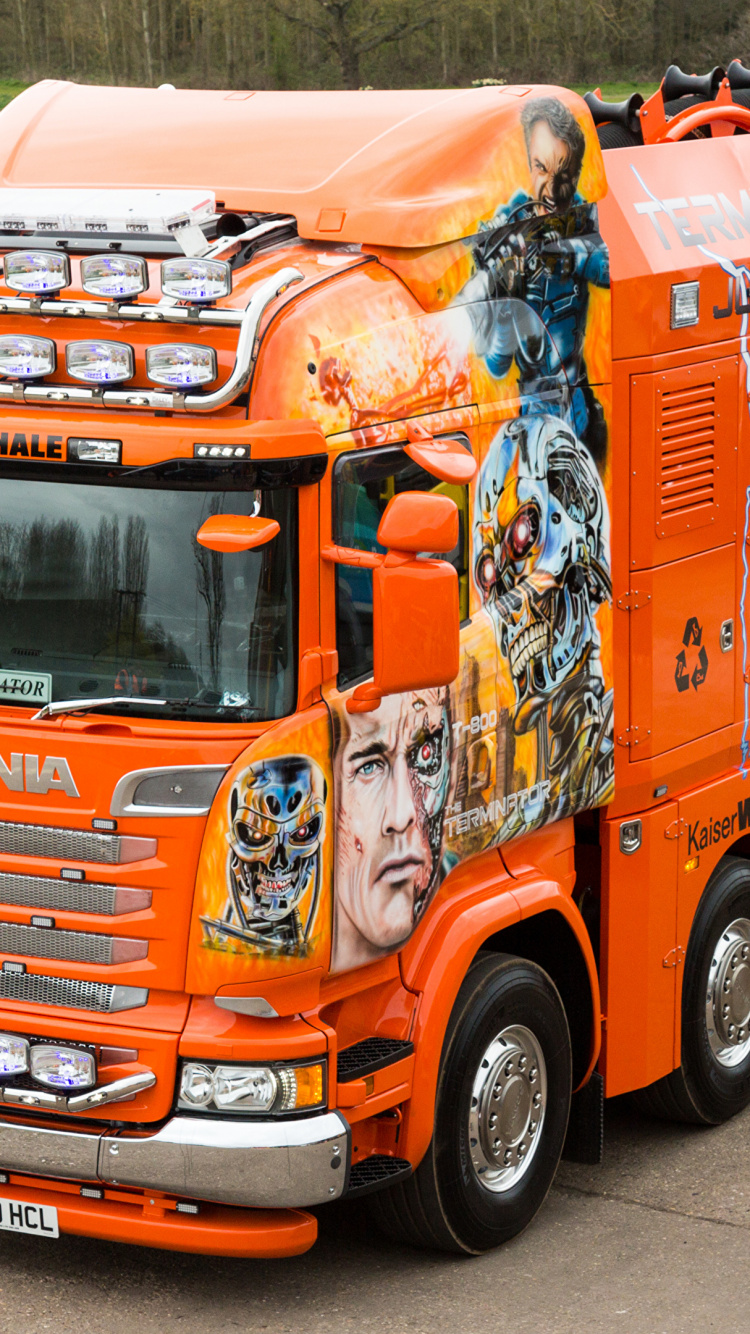 Orange-weißer LKW Tagsüber Unterwegs. Wallpaper in 750x1334 Resolution