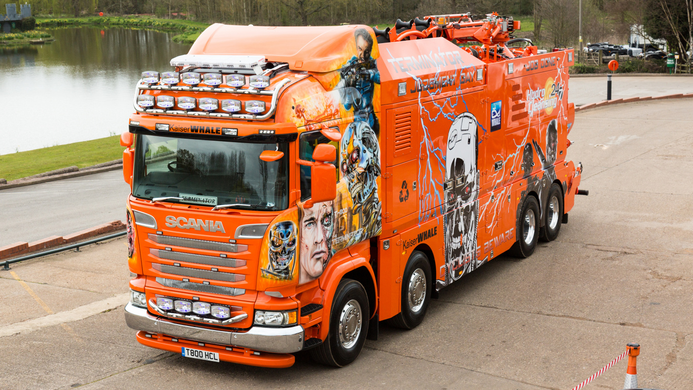 Camion Orange et Blanc Sur Route Pendant la Journée. Wallpaper in 1366x768 Resolution