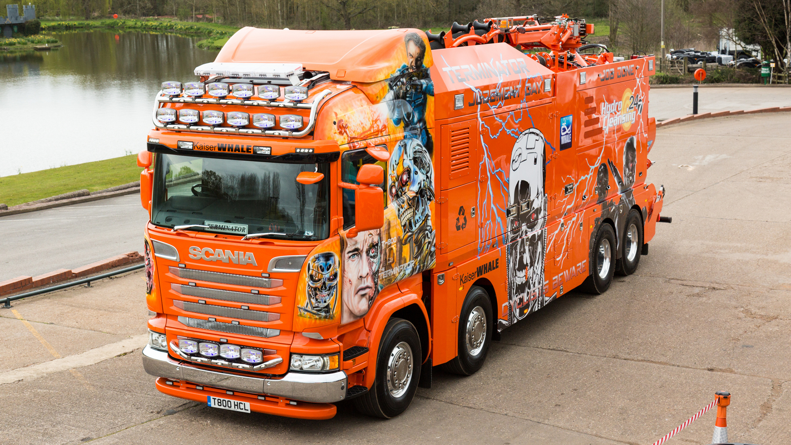 Camion Orange et Blanc Sur Route Pendant la Journée. Wallpaper in 2560x1440 Resolution