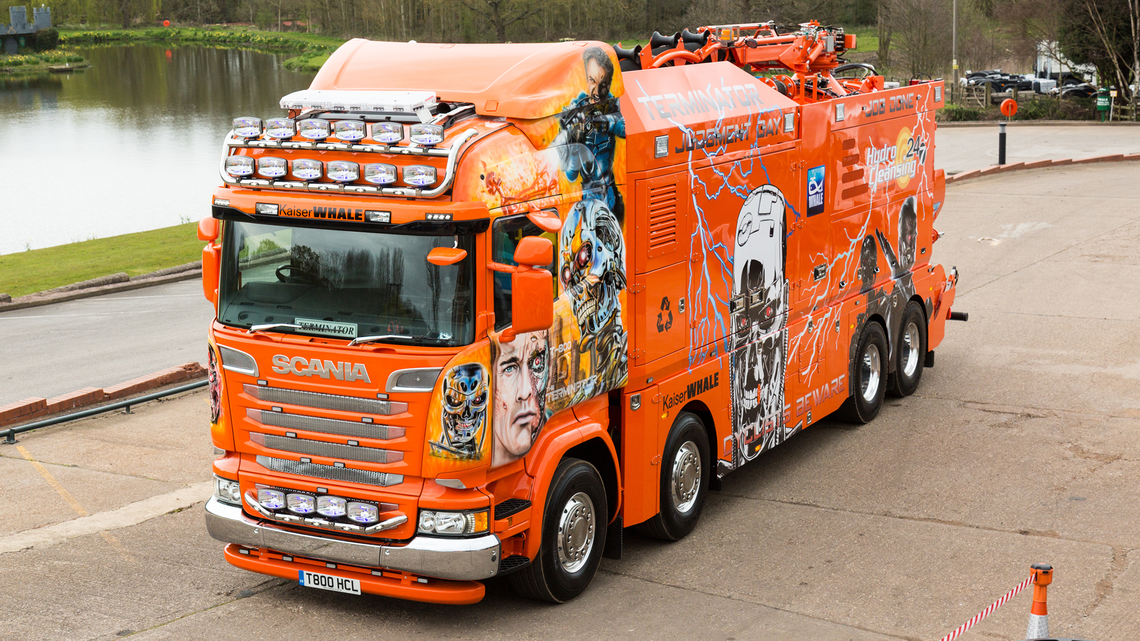 Camion Orange et Blanc Sur Route Pendant la Journée. Wallpaper in 3840x2160 Resolution