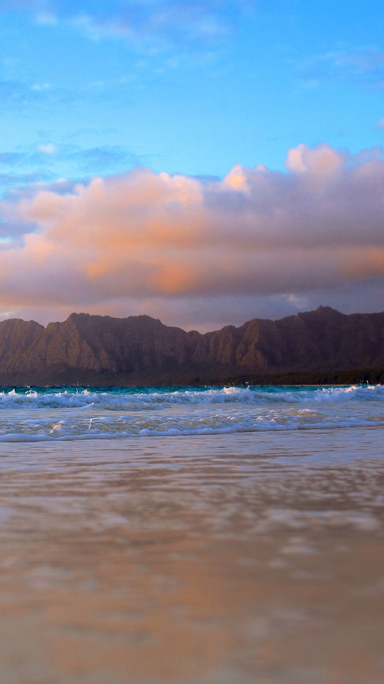 Gewässer in Der Nähe Des Berges Tagsüber. Wallpaper in 750x1334 Resolution