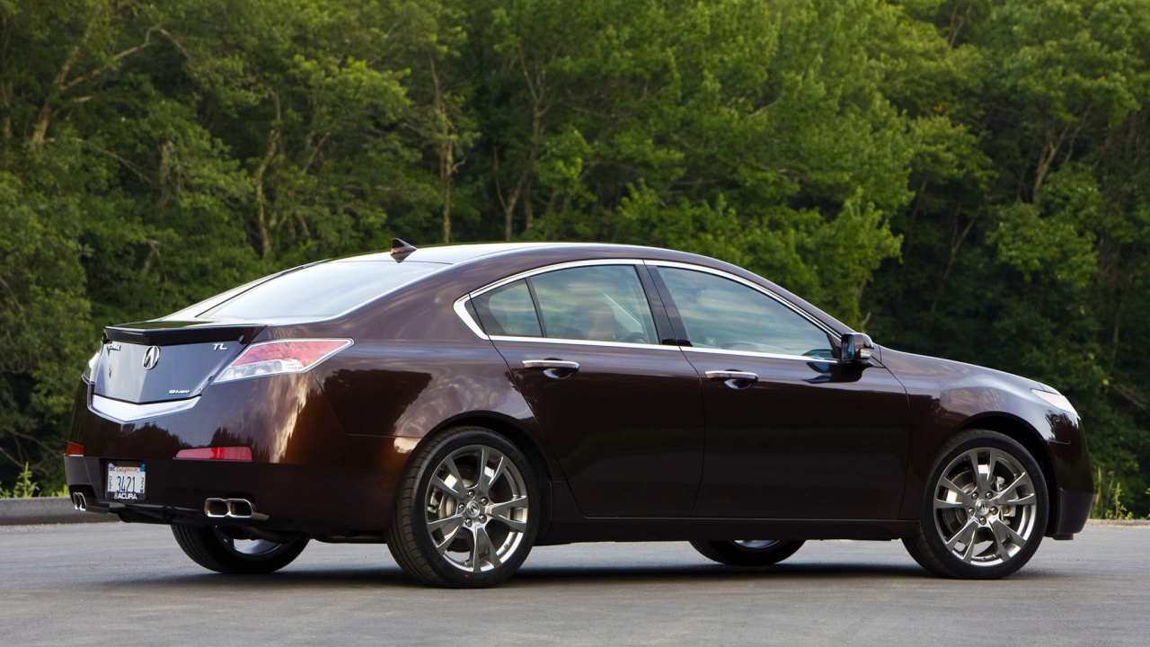 Braune Limousine Auf Grauer Asphaltstraße Tagsüber. Wallpaper in 1280x720 Resolution