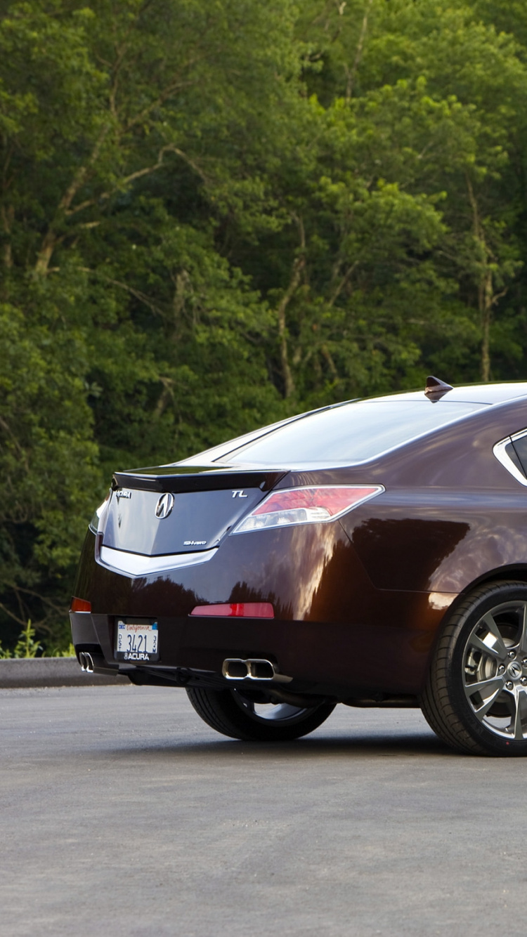 Braune Limousine Auf Grauer Asphaltstraße Tagsüber. Wallpaper in 750x1334 Resolution
