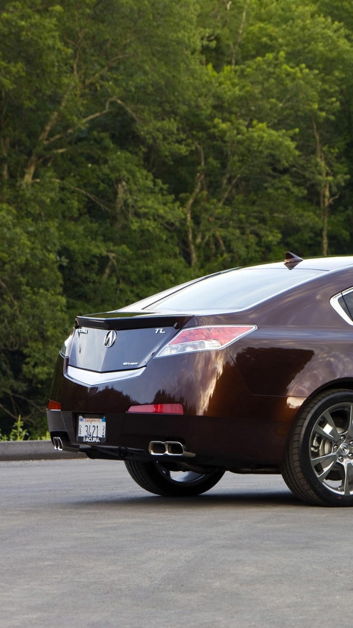 Berline Brune Sur Route Goudronnée Grise Pendant la Journée. Wallpaper in 720x1280 Resolution