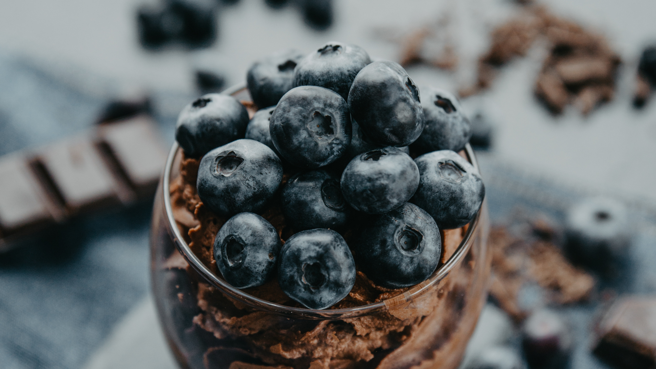 Blaue Beeren in Brauner Und Blauer Keramikschale. Wallpaper in 2560x1440 Resolution