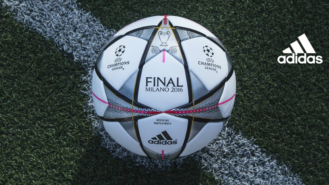 Balón de Fútbol Blanco y Negro Sobre la Hierba Verde. Wallpaper in 1280x720 Resolution