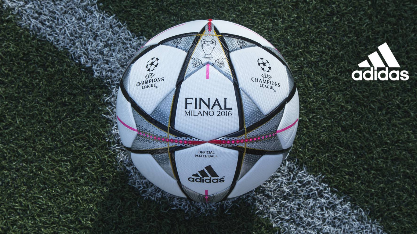 Balón de Fútbol Blanco y Negro Sobre la Hierba Verde. Wallpaper in 1366x768 Resolution