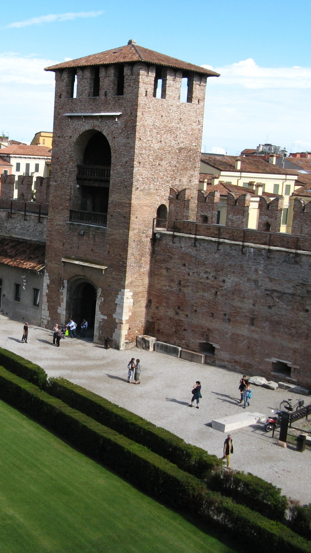 Edificio de Hormigón Marrón Cerca Del Campo de Hierba Verde Durante el Día. Wallpaper in 1080x1920 Resolution