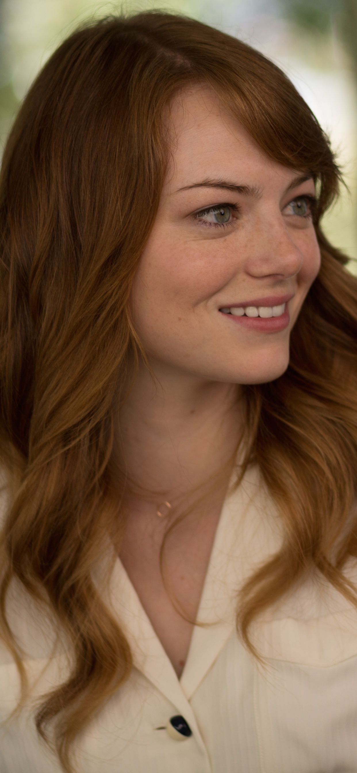Emma Stone, Haar, Gesicht, Mimik, Schönheit. Wallpaper in 1242x2688 Resolution