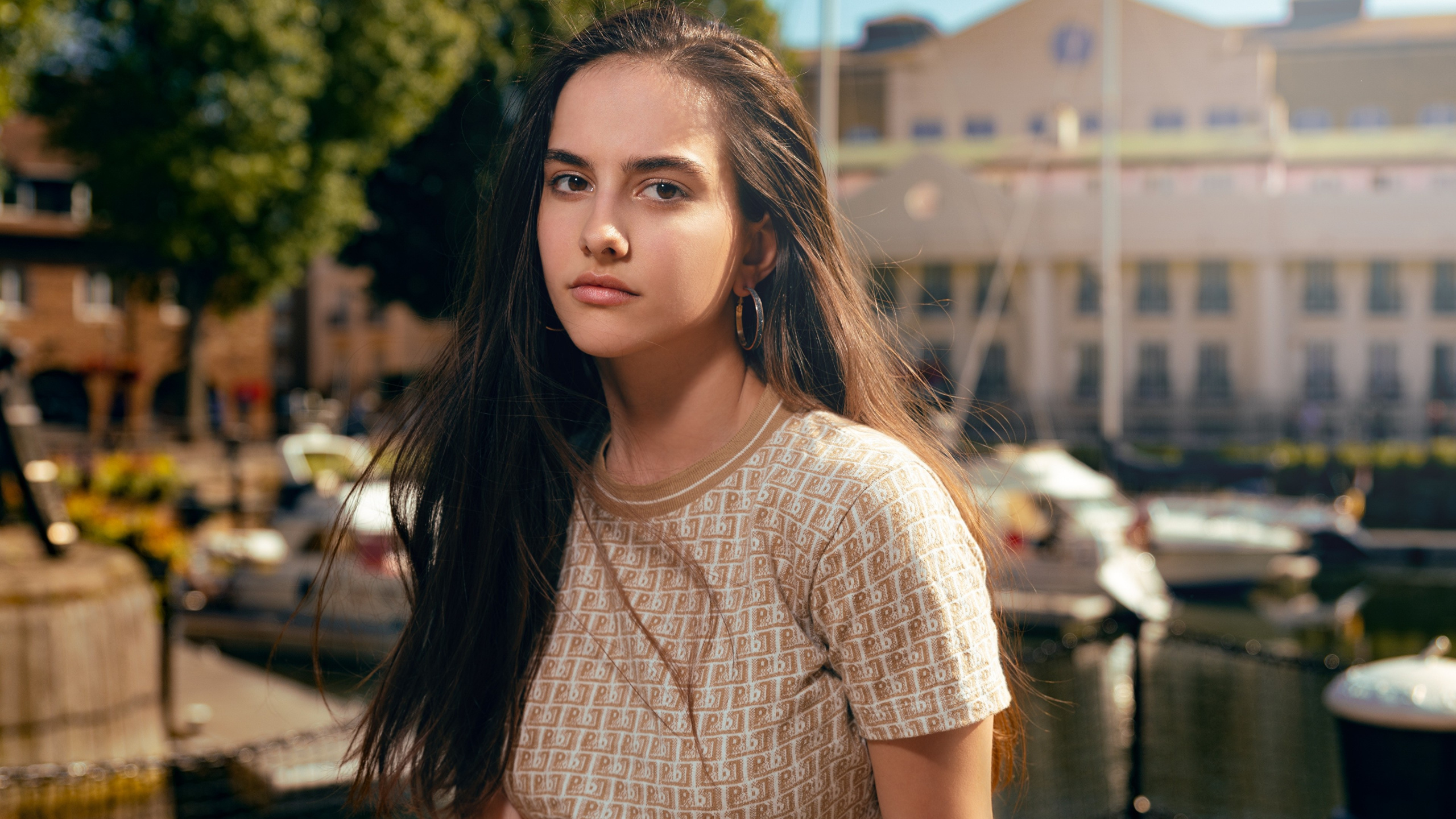 Schönheit, Braune Haare, Lange Haare, Kopfhaare, Lippe. Wallpaper in 2560x1440 Resolution