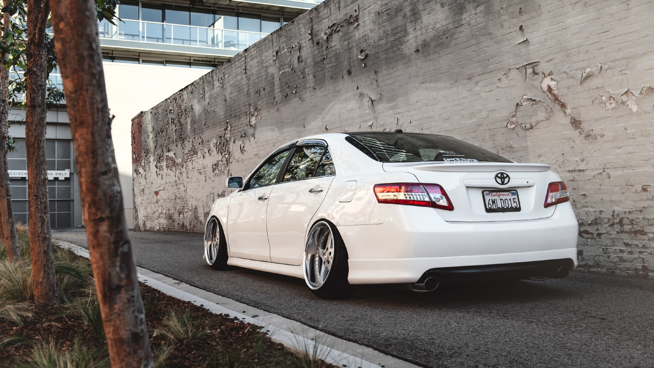 Porsche 911 Blanco Estacionado Junto a un Muro de Hormigón Gris. Wallpaper in 1280x720 Resolution