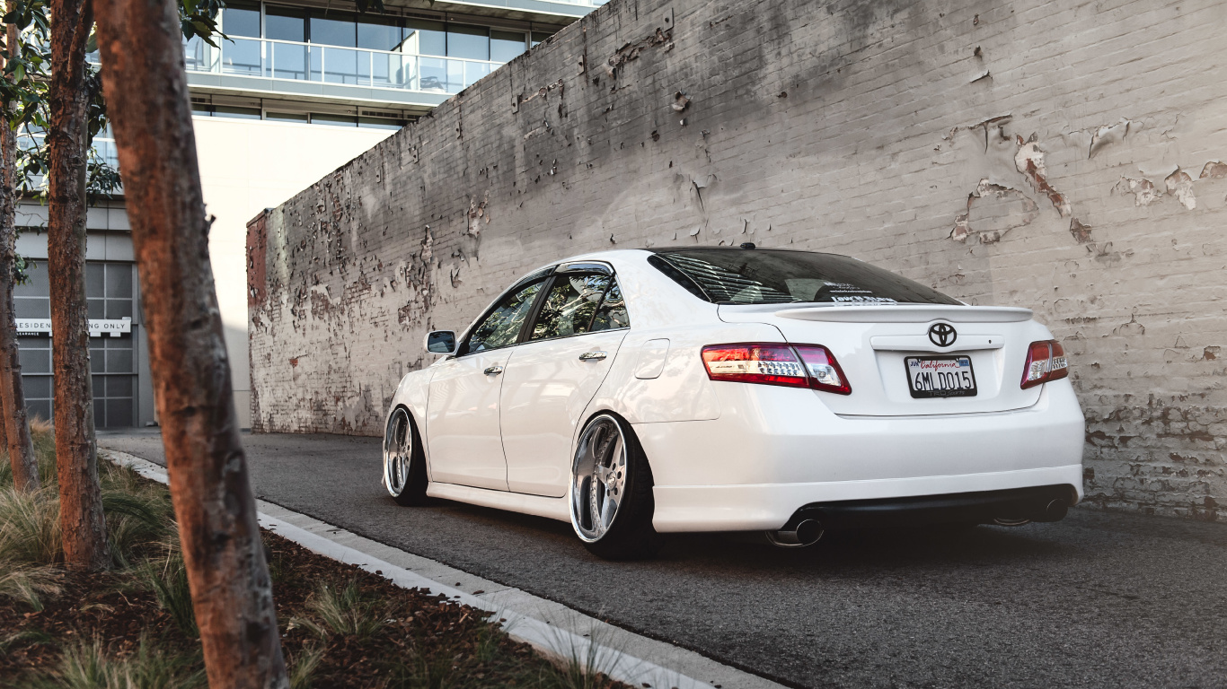 Porsche 911 Blanco Estacionado Junto a un Muro de Hormigón Gris. Wallpaper in 1366x768 Resolution