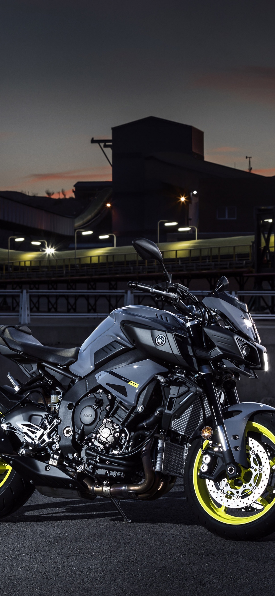 Moto de Croiseur Noir et Argent Garée Sur Une Route Goudronnée Grise Pendant la Nuit. Wallpaper in 1125x2436 Resolution