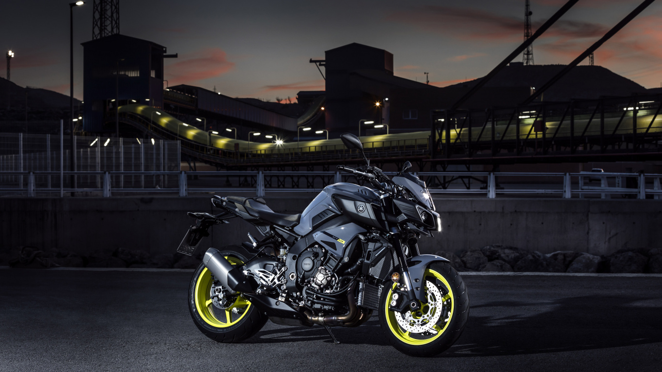 Moto de Croiseur Noir et Argent Garée Sur Une Route Goudronnée Grise Pendant la Nuit. Wallpaper in 1366x768 Resolution