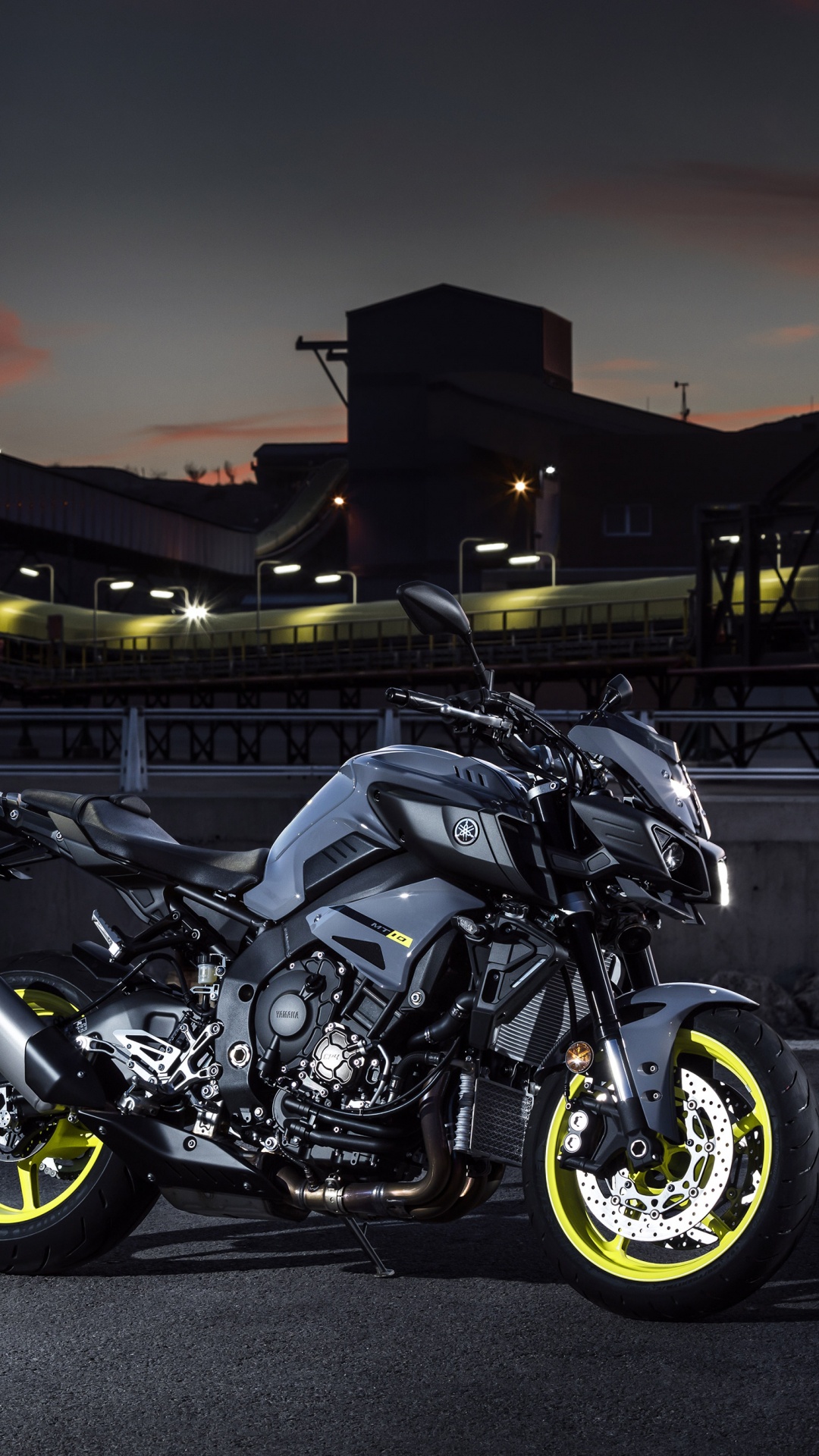 Cruiser Negro y Plateado Motocicleta Estacionada en la Carretera de Asfalto Gris Durante la Noche. Wallpaper in 1080x1920 Resolution