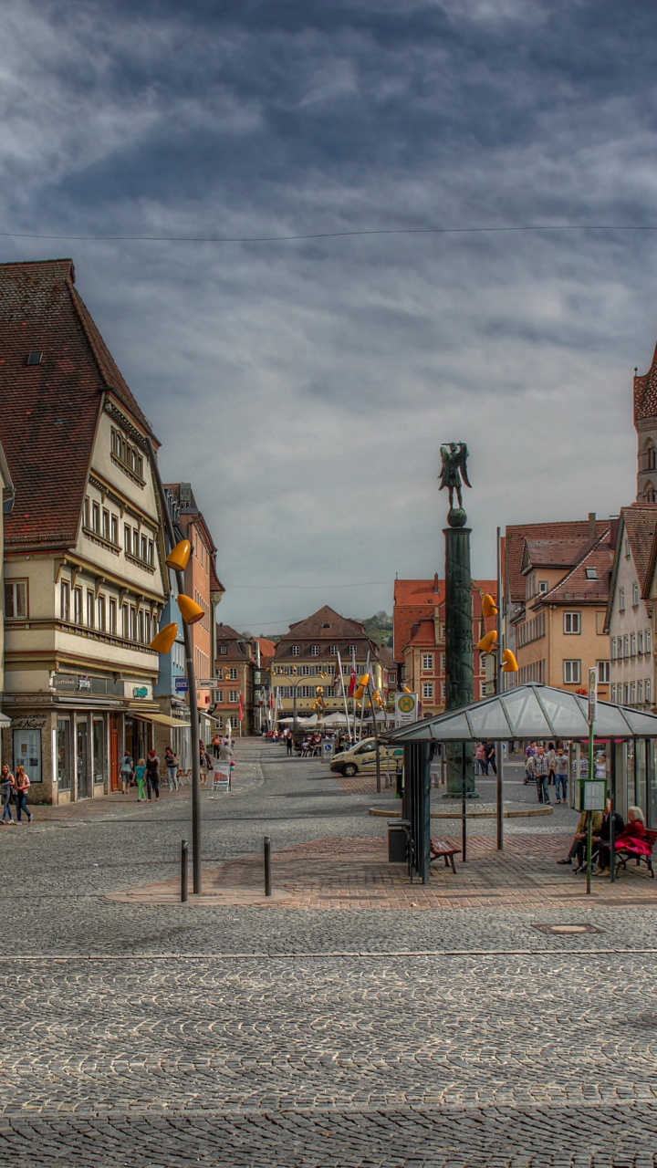 Gente Caminando en la Calle Cerca de Edificios Durante el Día. Wallpaper in 720x1280 Resolution