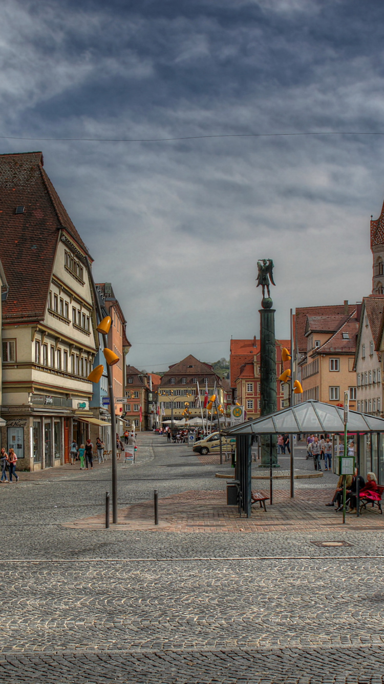 Menschen, Die Tagsüber Auf Der Straße in Der Nähe Von Gebäuden Gehen. Wallpaper in 750x1334 Resolution
