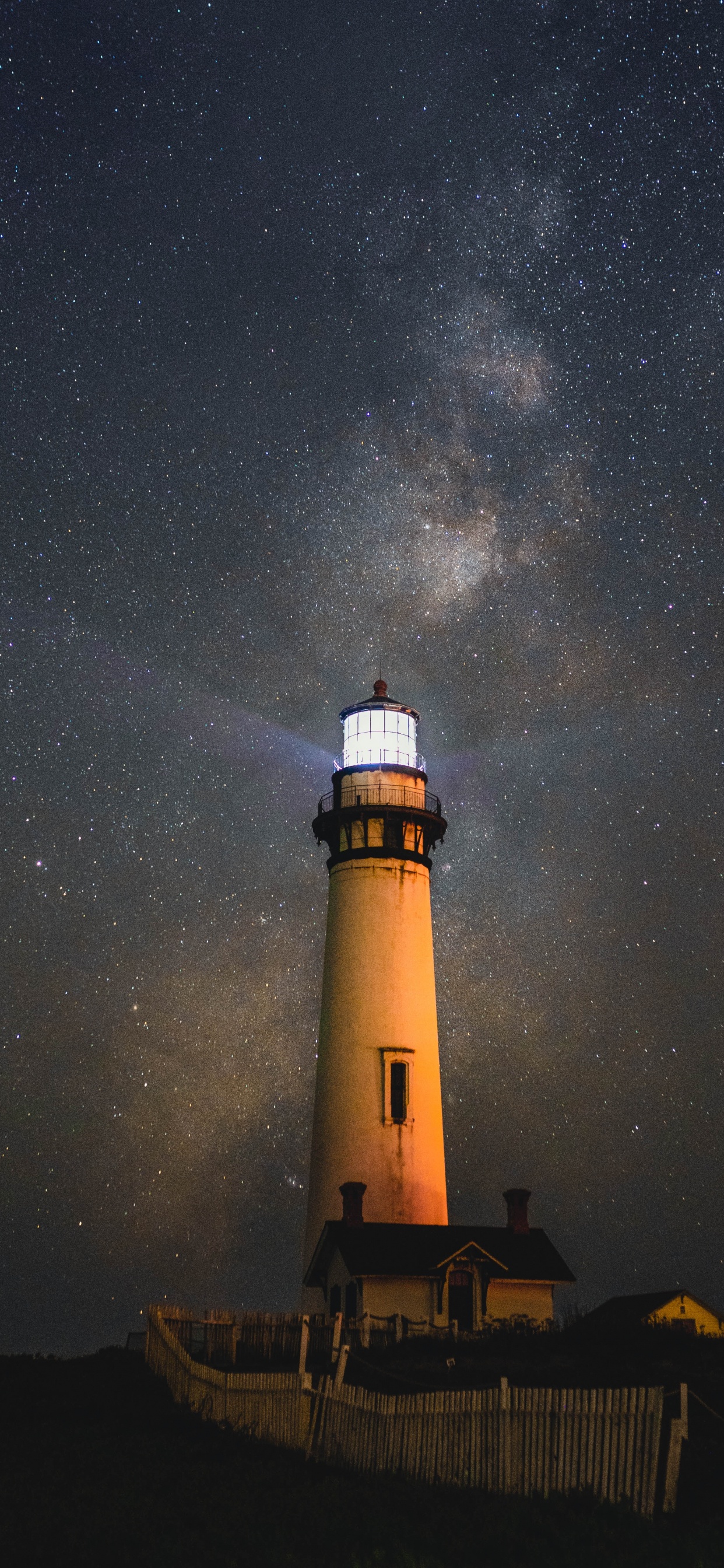 Casa de Luz Blanca y Negra Bajo la Noche Estrellada. Wallpaper in 1242x2688 Resolution