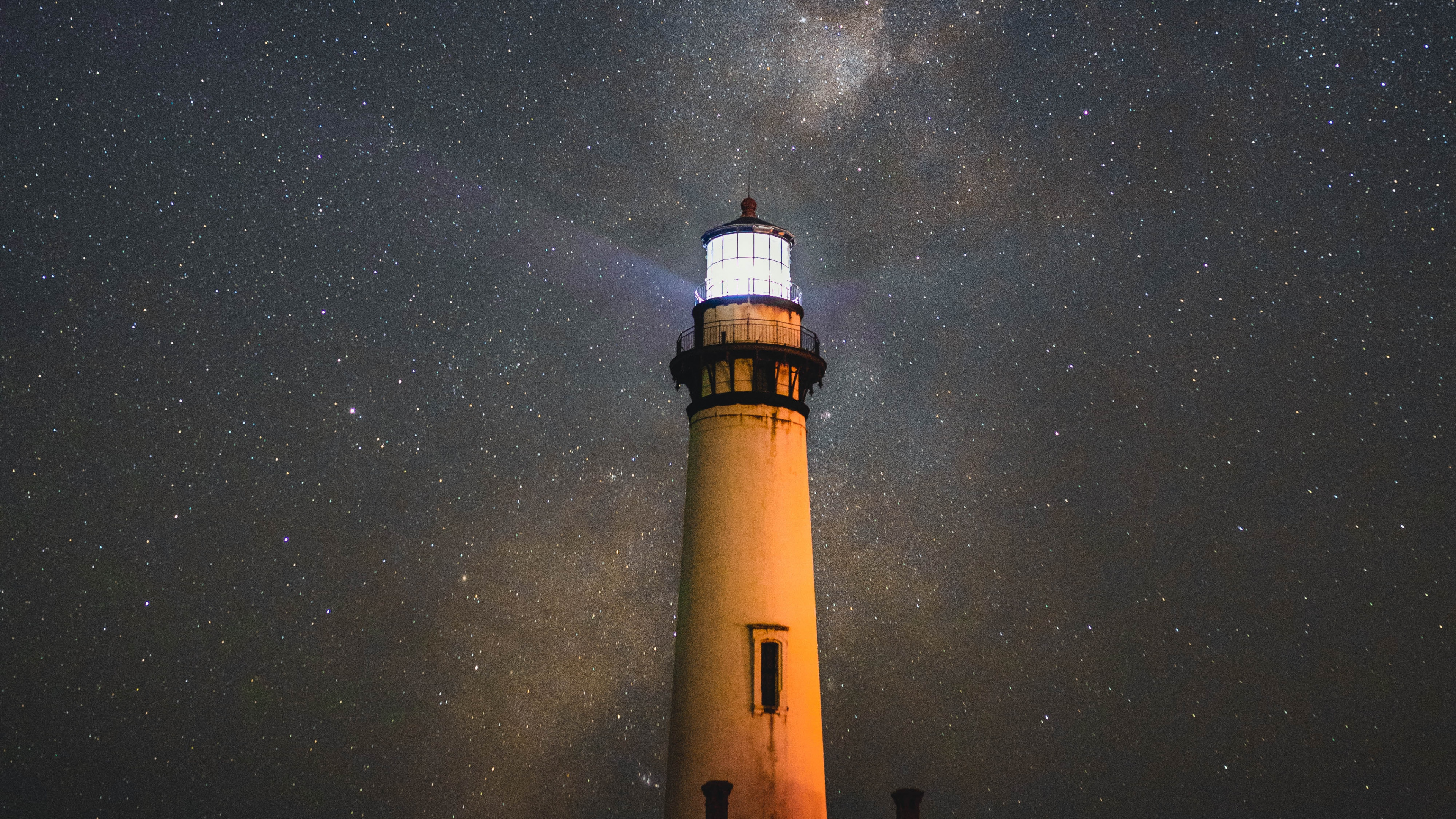 White and Black Light House Under Starry Night. Wallpaper in 3840x2160 Resolution