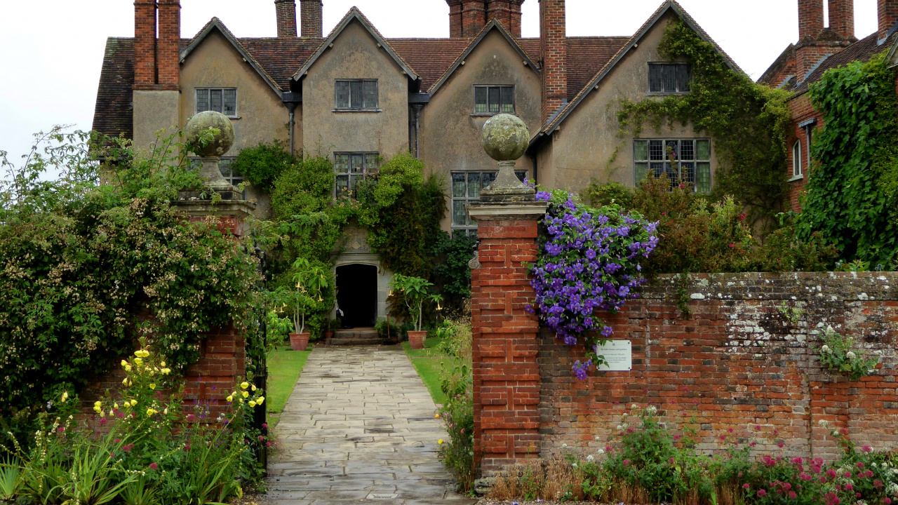 Brown Brick House With Green Plants. Wallpaper in 1280x720 Resolution