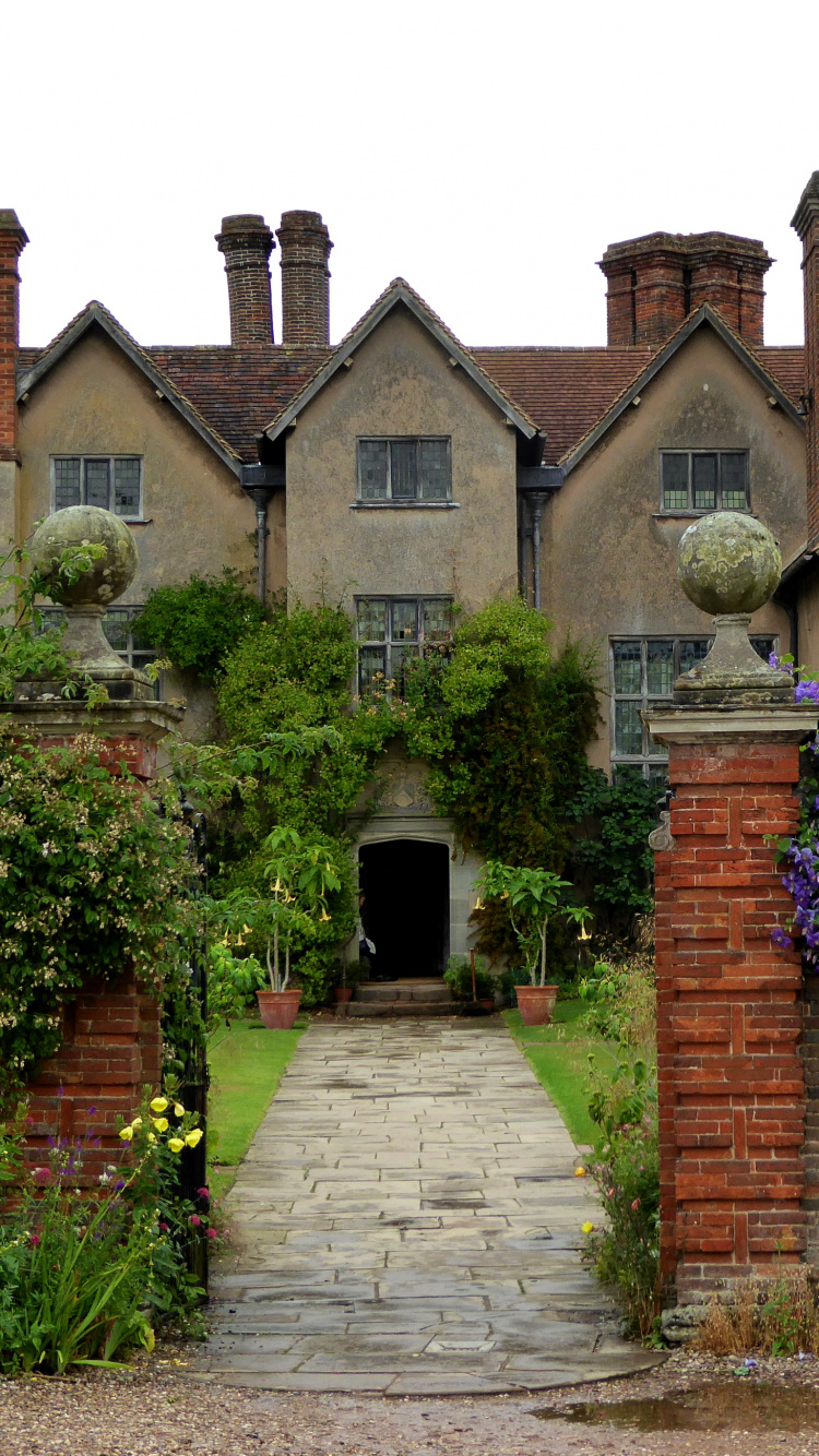 Brown Brick House With Green Plants. Wallpaper in 750x1334 Resolution