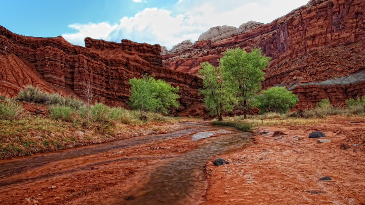 Montaña Rocosa Marrón Bajo un Cielo Azul Durante el Día. Wallpaper in 1280x720 Resolution