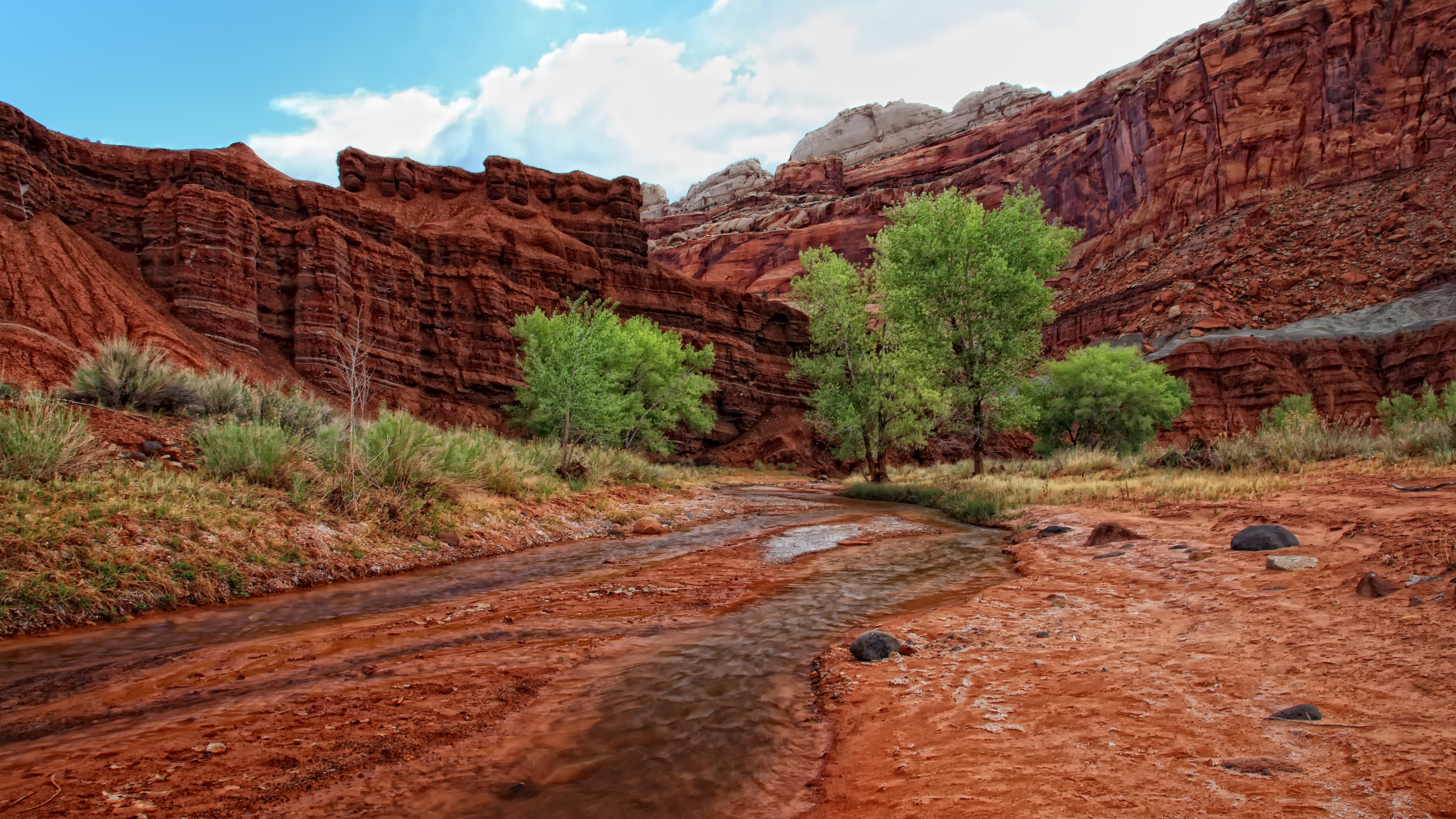 Montaña Rocosa Marrón Bajo un Cielo Azul Durante el Día. Wallpaper in 3840x2160 Resolution