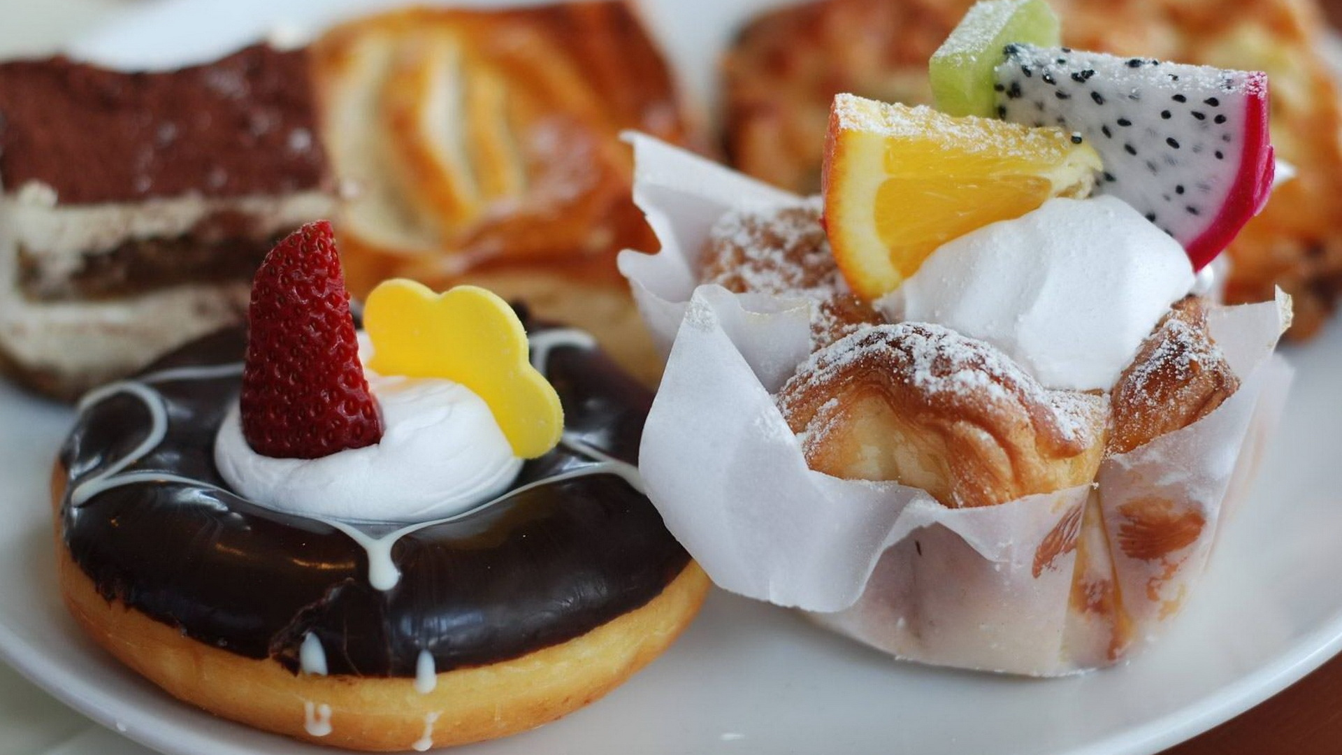 Geschnittener Erdbeer- Und Schokoladenkuchen. Wallpaper in 1920x1080 Resolution