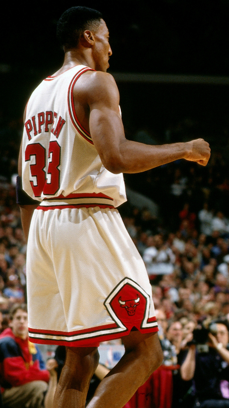 Jugador de Baloncesto en Camiseta Roja. Wallpaper in 750x1334 Resolution