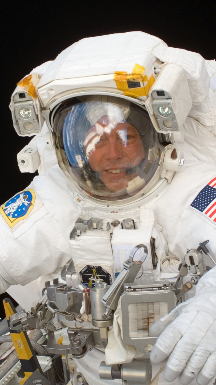 Homme en Costume Blanc et Jaune. Wallpaper in 750x1334 Resolution