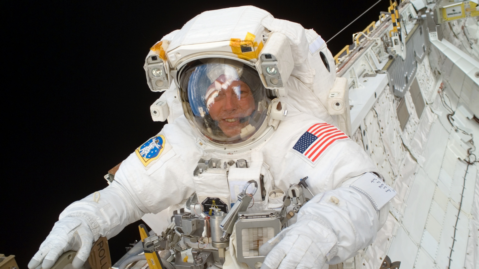 Mann im Weiß-gelben Anzug. Wallpaper in 1920x1080 Resolution