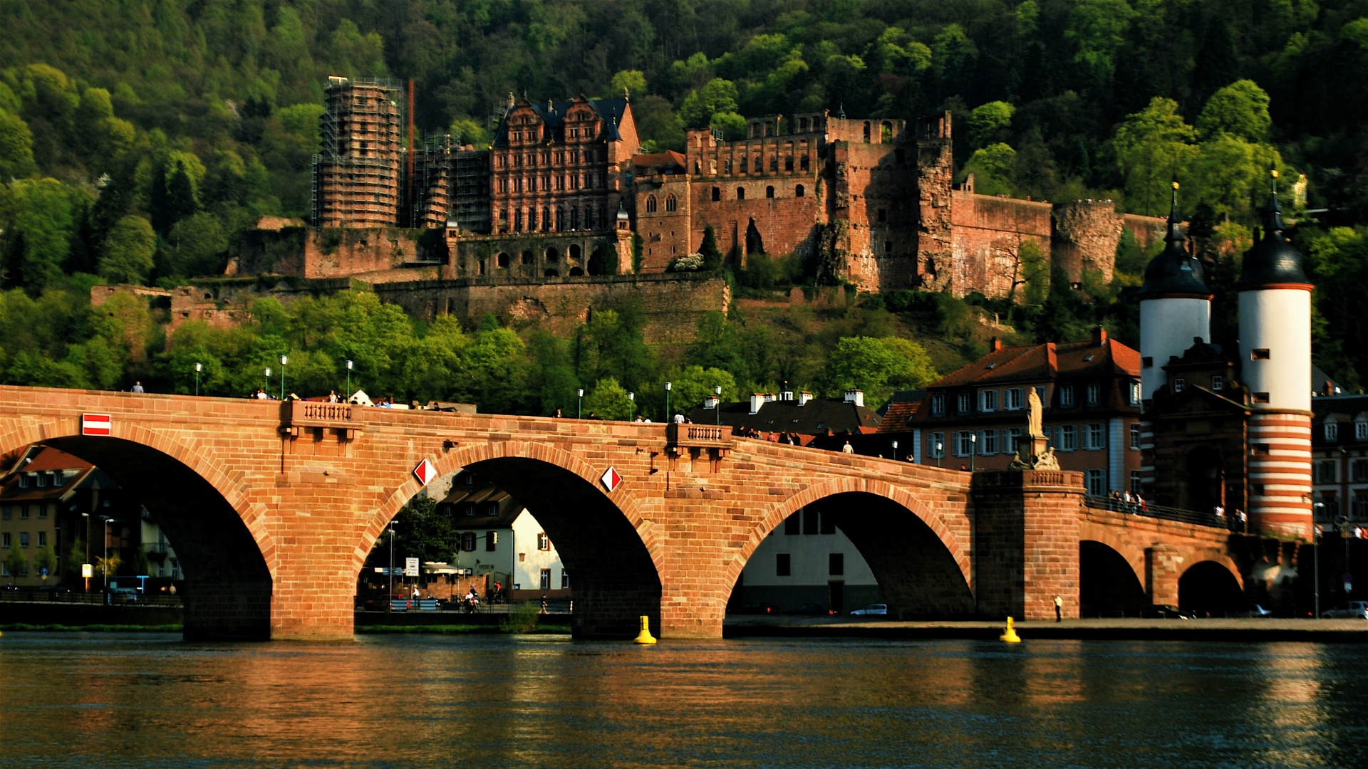 Puente de Hormigón Marrón Sobre el Río Durante el Día. Wallpaper in 1920x1080 Resolution