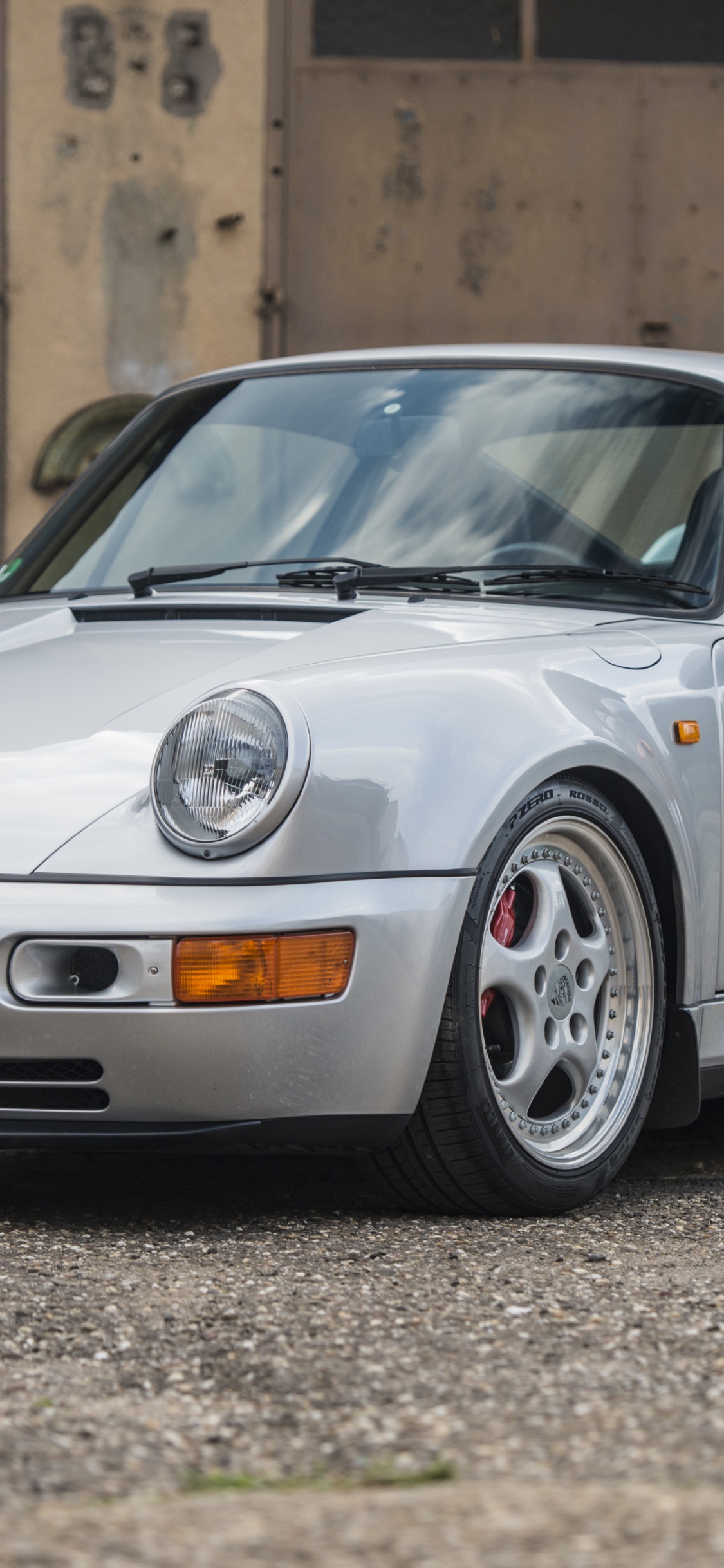 Silbernes Mercedes-benz-coupé, Das Tagsüber Auf Grauem Betonpflaster Geparkt Ist. Wallpaper in 1125x2436 Resolution