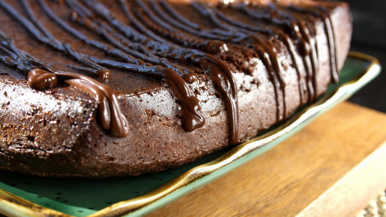 Pastel de Chocolate en Placa Verde. Wallpaper in 1280x720 Resolution