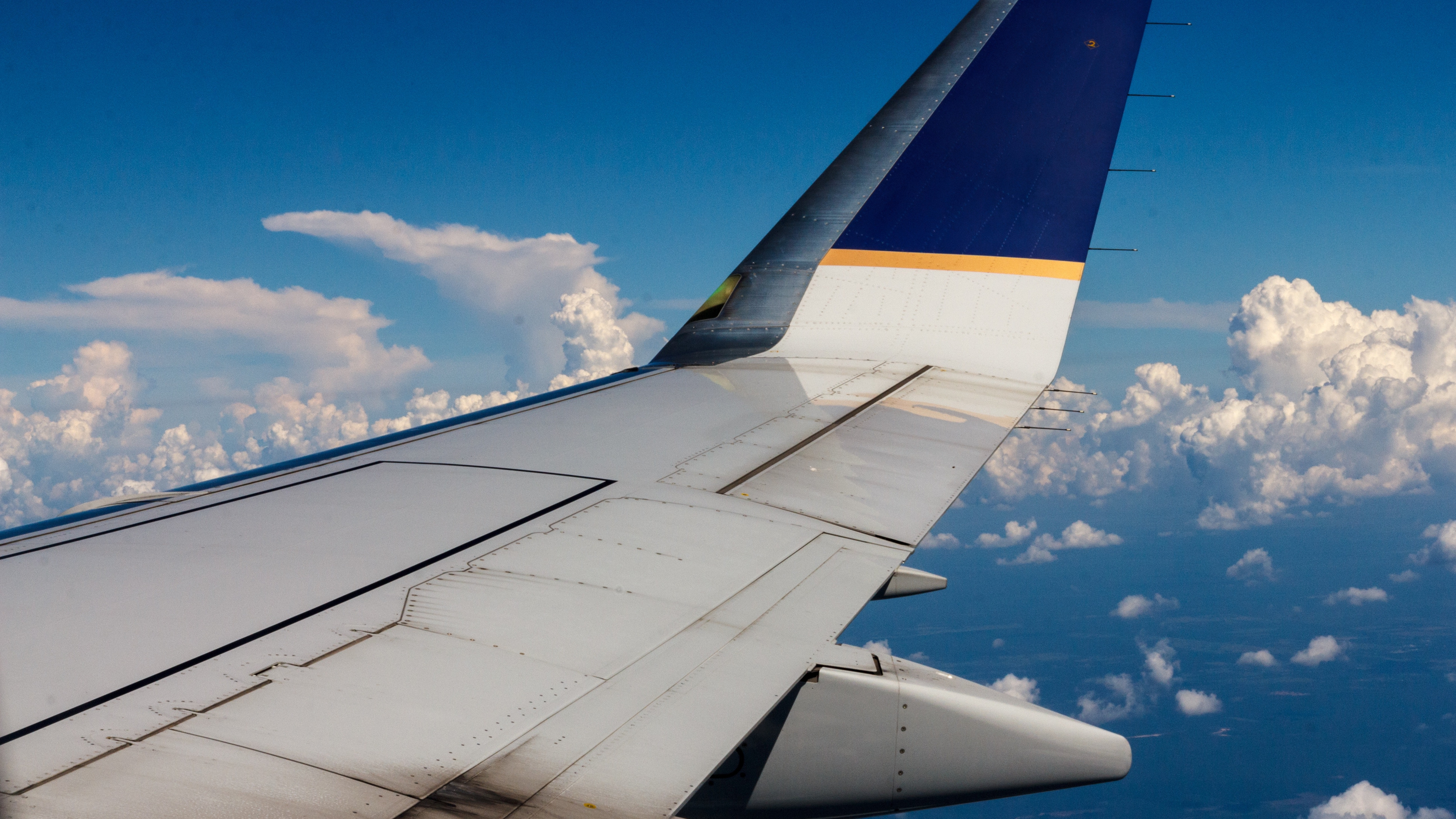 Tagsüber Weißer Und Blauer Flugzeugflügel. Wallpaper in 3840x2160 Resolution