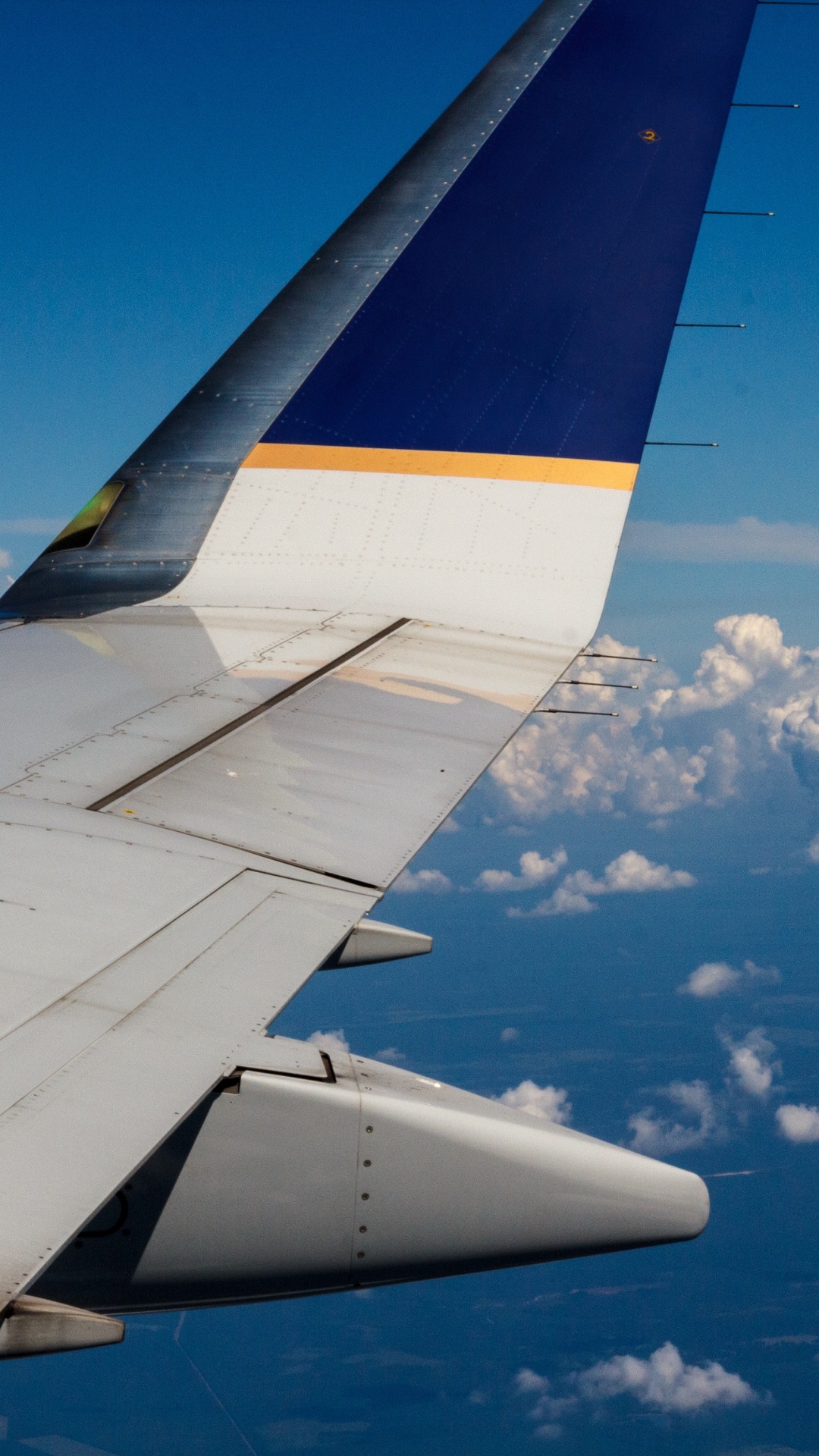 Ala de Avión Blanco y Azul Durante el Día.. Wallpaper in 1080x1920 Resolution