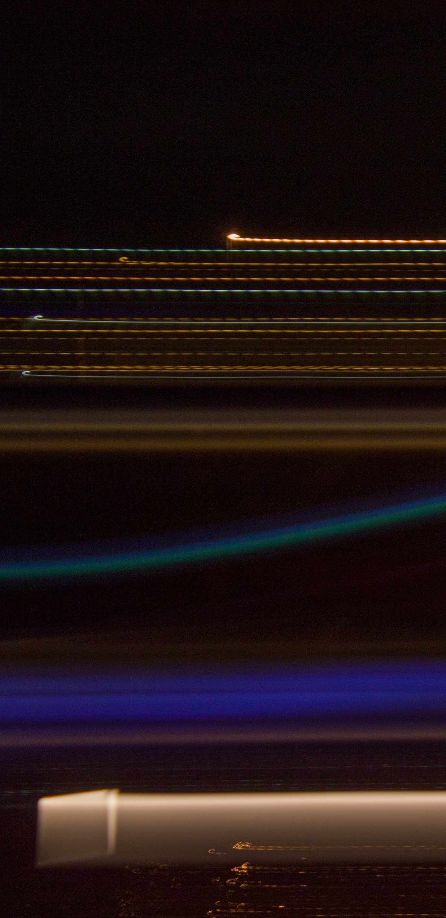 Photographie en Accéléré Des Lumières de la Ville Pendant la Nuit. Wallpaper in 1440x2960 Resolution