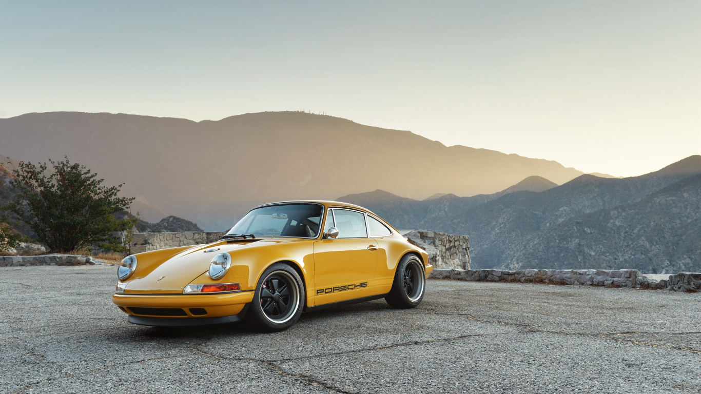 Chevrolet Camaro Jaune Sur Route Asphaltée Grise Pendant la Journée. Wallpaper in 1366x768 Resolution