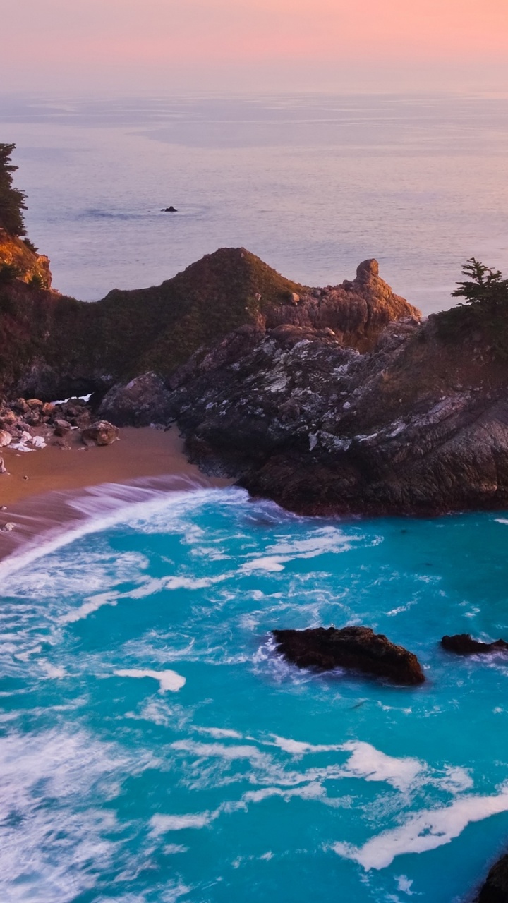 Formation de Roche Brune Sur L'eau de Mer Bleue Pendant la Journée. Wallpaper in 720x1280 Resolution