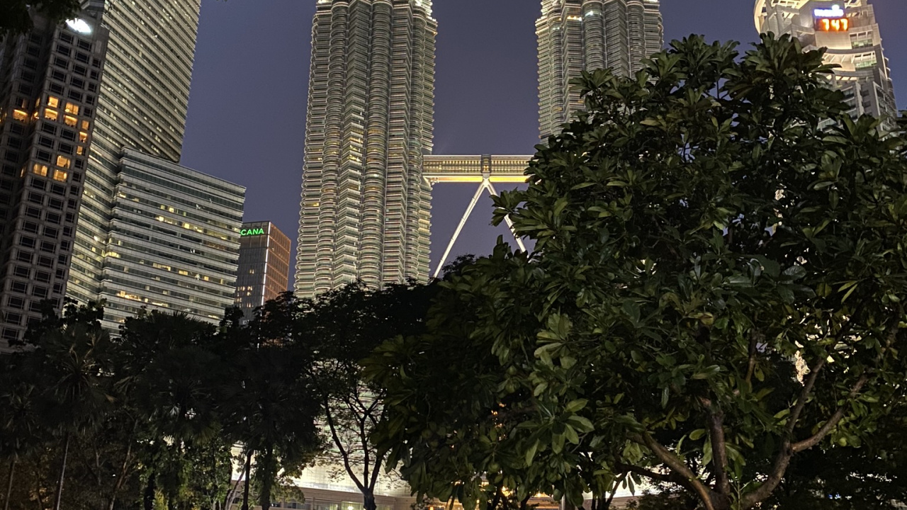 Petronas Towers, Kuala Lumpur, Malaysien, Reflexion, Gewässer. Wallpaper in 1280x720 Resolution