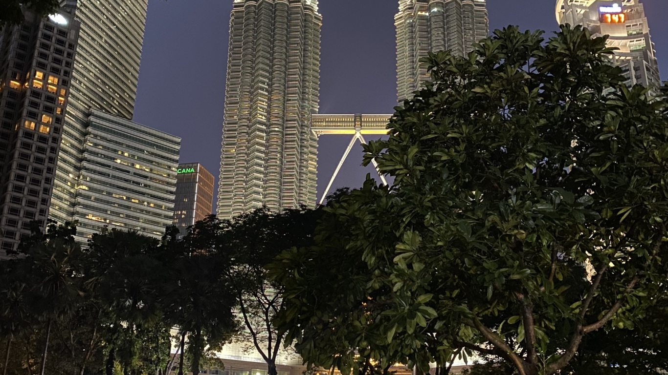 Petronas Towers, Kuala Lumpur, Malaysien, Reflexion, Gewässer. Wallpaper in 1366x768 Resolution