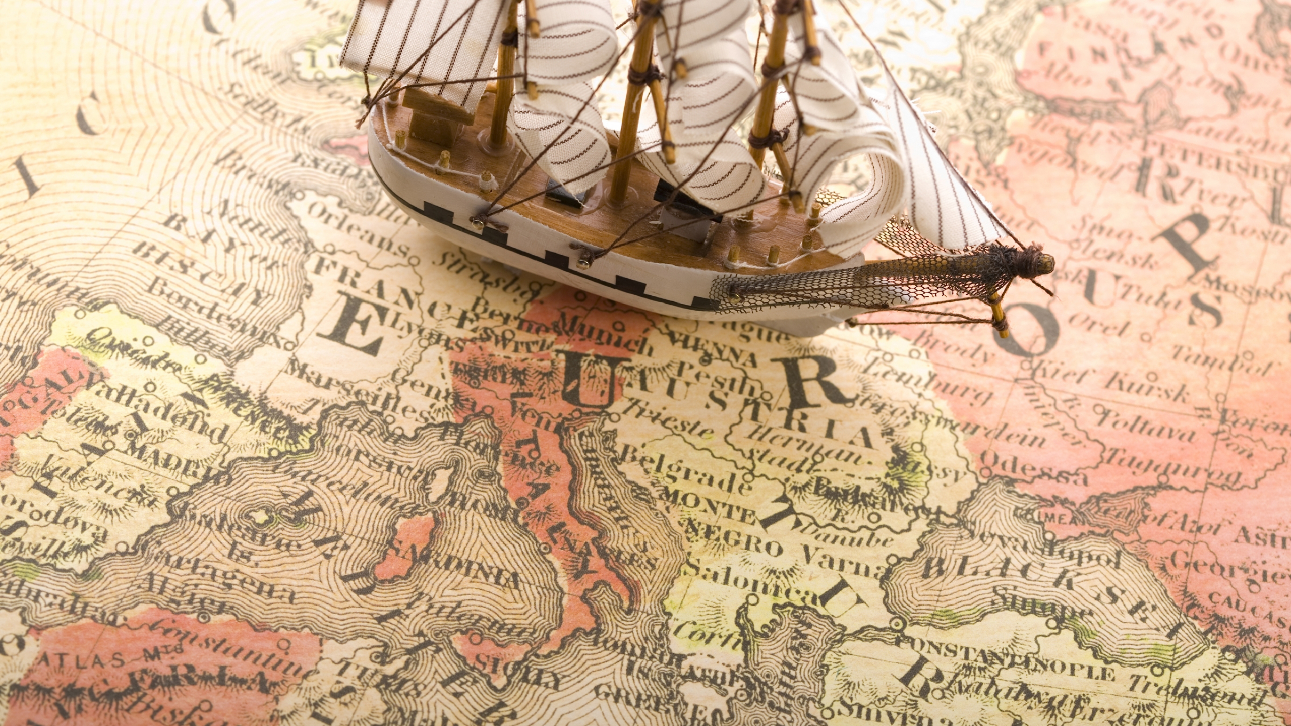 Modelo a Escala de Barco Galeón Blanco y Marrón. Wallpaper in 2560x1440 Resolution