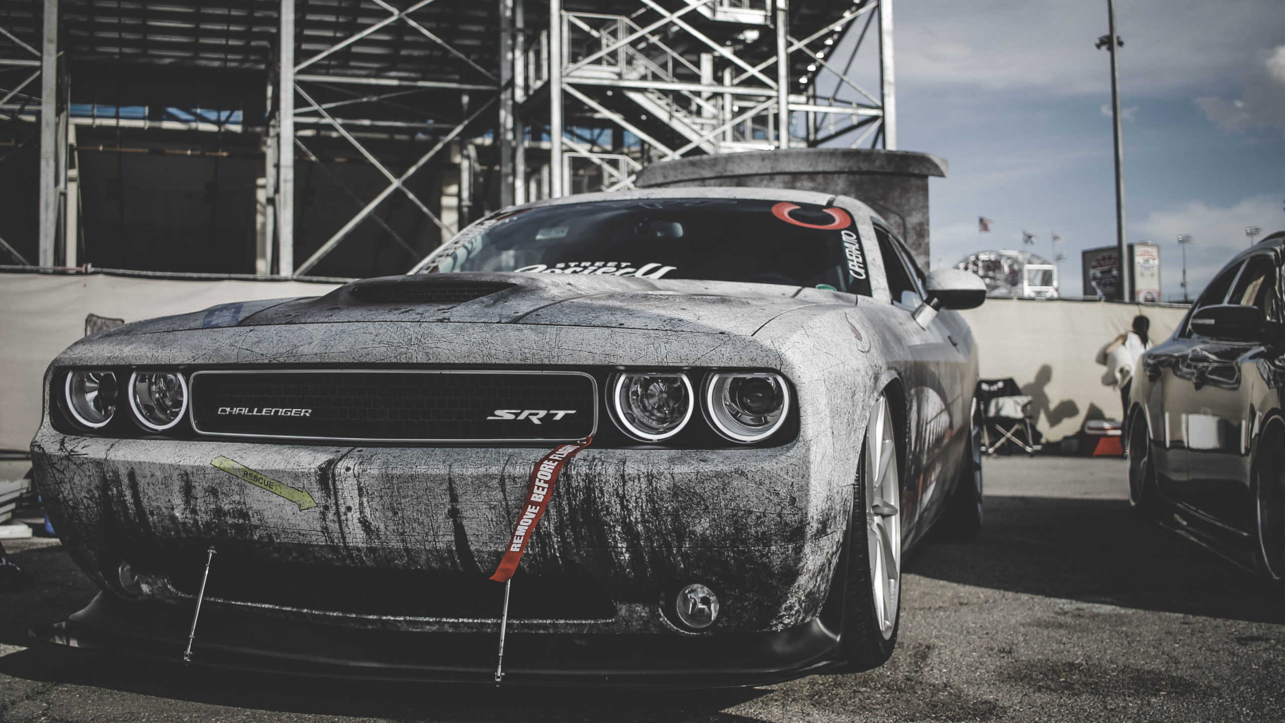 Voiture de Sport Grise et Noire Sur Route Pendant la Journée. Wallpaper in 2560x1440 Resolution