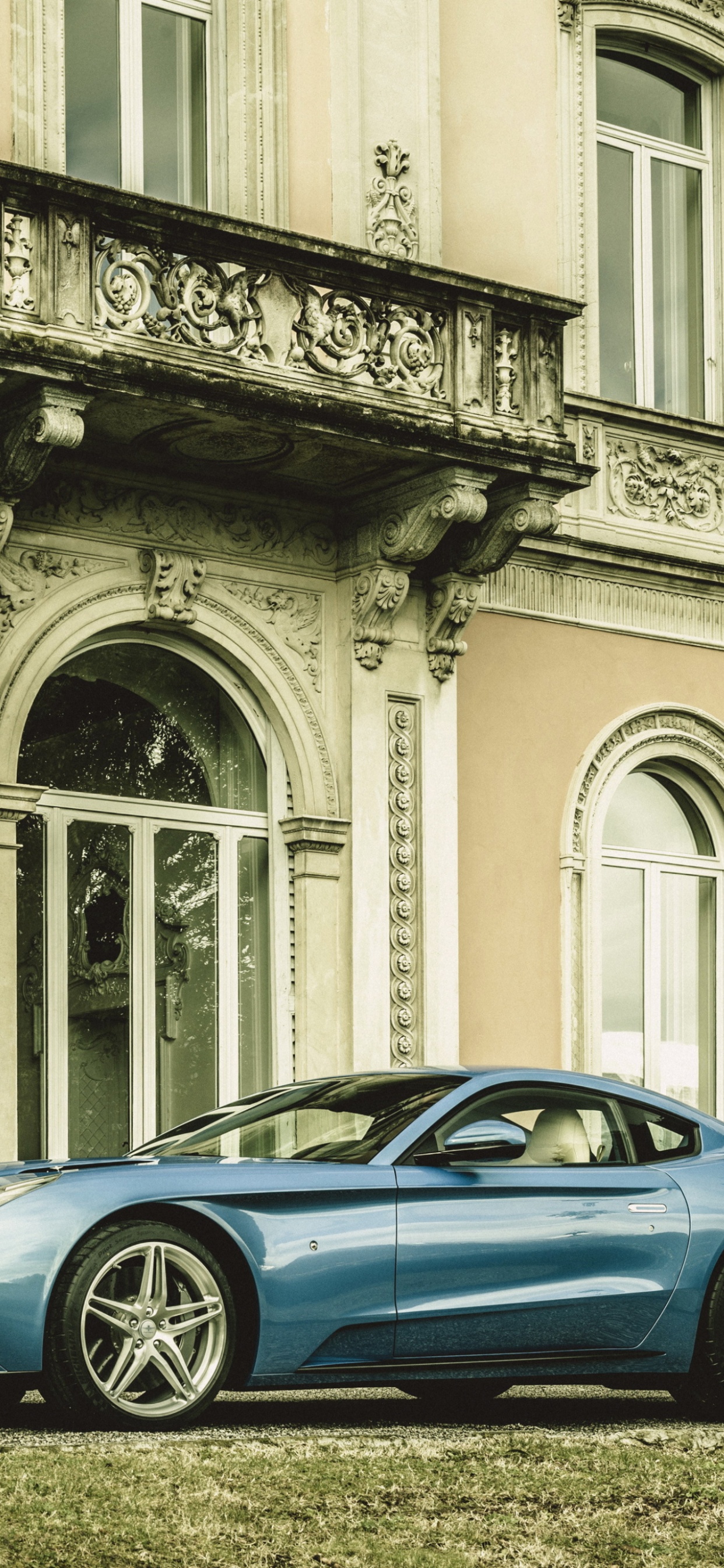 Blauer Porsche 911 Geparkt Neben Weißem Betongebäude Tagsüber. Wallpaper in 1242x2688 Resolution