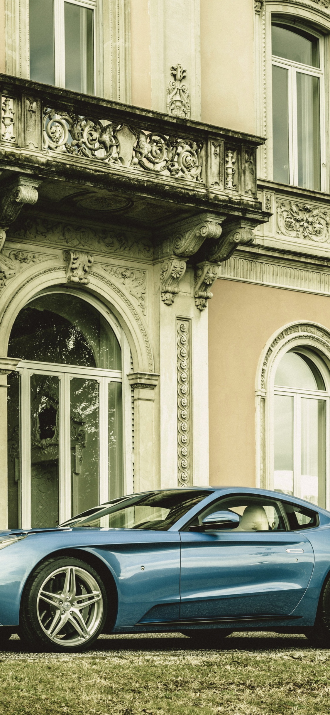 Porsche 911 Bleue Garée à Côté D'un Bâtiment en Béton Blanc Pendant la Journée. Wallpaper in 1125x2436 Resolution